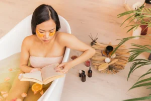 Mujer relajandose en tina con elementos de spa